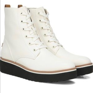 NEVER BEEN WORN Dr. Scholl’s Local Boot in White